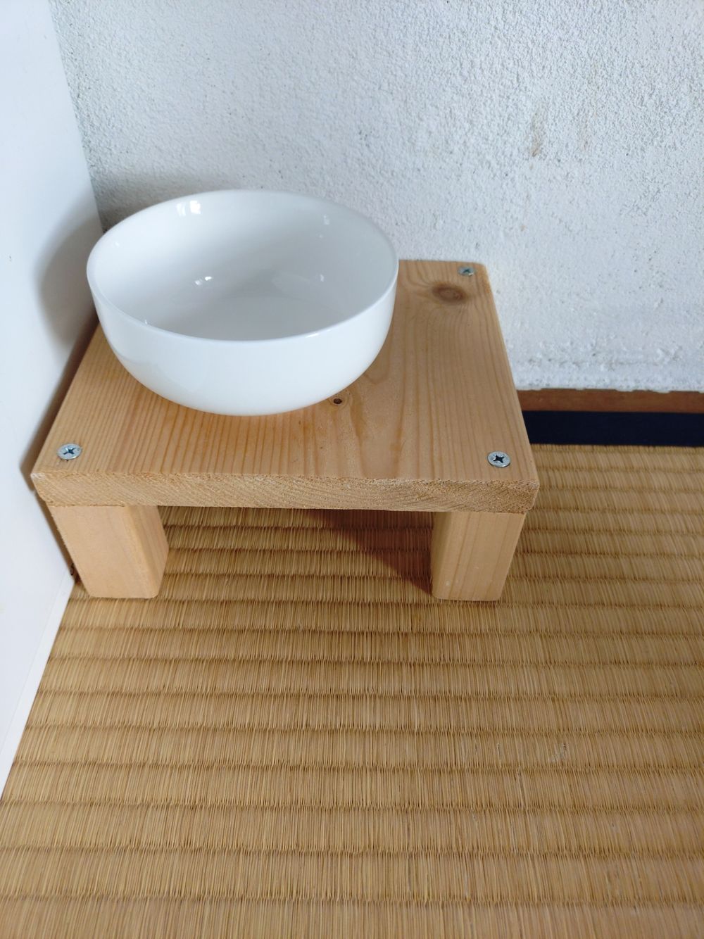 ペットのための手作りの食事台です🪵